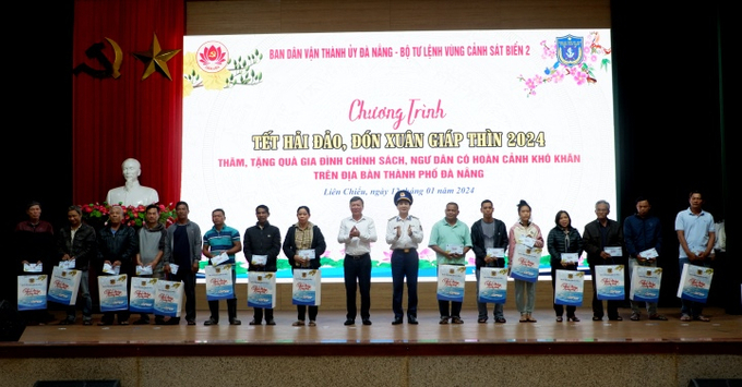 Trao quà hỗ trợ các gia đình chính sách, ngư dân có hoàn cảnh khó khăn trên địa bàn quận Liên Chiểu