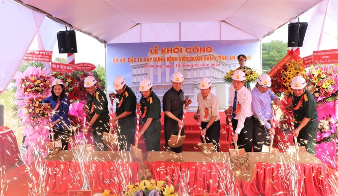 Đại biểu thực hiện nghi thức khởi công