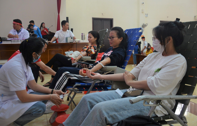Các tình nguyện viên tham gia hiến máu