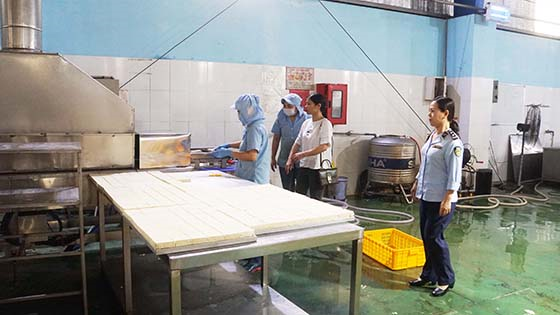 Đoàn kiểm tra tại một số hộ sản xuất kinh doanh thực phẩm trên địa bàn huyện Vĩnh Thạnh