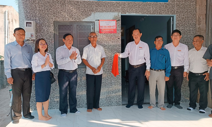 Các đại biểu tham quan căn nhà Đại đoàn kết