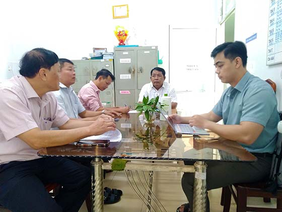 Đoàn làm việc tại Trung tâm Y tế huyện Thới Lai (ảnh: Lê Huy)