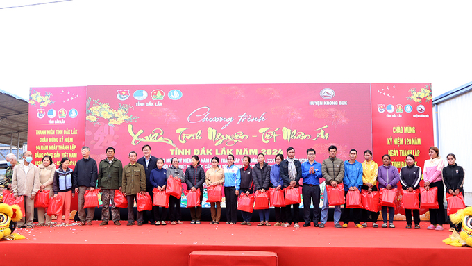 Các đại biểu trao tặng quà Tết cho các hộ gia đình chính sách, người có công với cách mạng