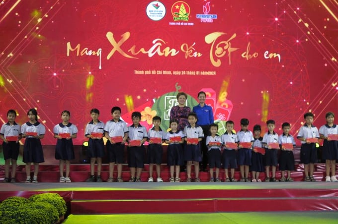Đại diện PVFCCo trao quà cho các em thiếu nhi mồ côi và có hoàn cảnh khó khăn
