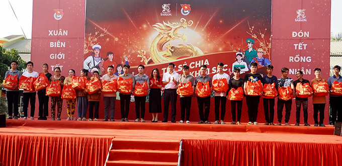 Đồng chí Nguyễn Phước Thiện - Phó Chủ tịch UBND tỉnh trao quà cho công nhân, gia đình có hoàn cảnh khó khăn