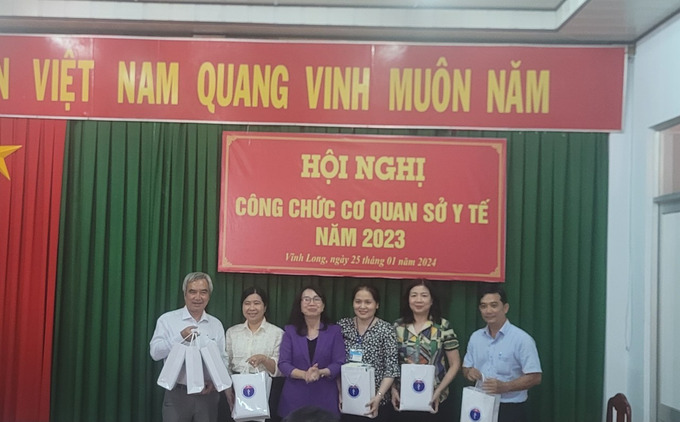TS.BS Hồ Thị Thu Hằng - Giám đốc Sở Y tế trao thưởng cho cán bộ, công chức cuộc thi 5S