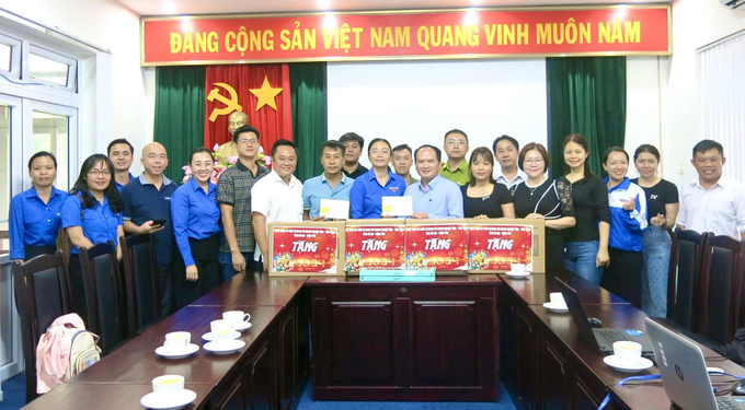 Bà Hồ Thị Ánh Tuyết = Bí thư Tỉnh đoàn, Phó Trưởng Ban Tổ chức chương trình cùng đoàn công tác thăm và tặng quà Vườn Quốc Gia Côn Đảo