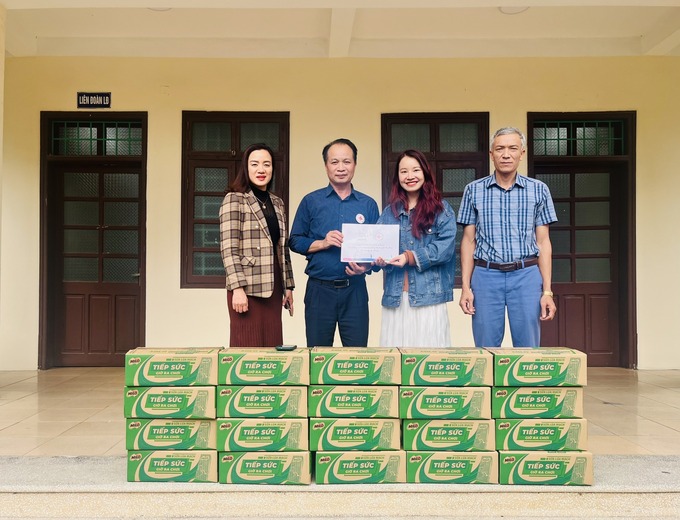 Nestlé Việt Nam cùng Hội Chữ thập đỏ thị xã Mỹ Hào, tỉnh Hưng Yên tặng quà tết đến gia đình có hoàn cảnh khó khăn