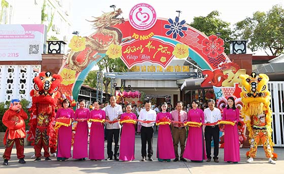 Các đại biểu cắt băng khánh thành đường hoa xuân Giáp Thìn năm 2024
