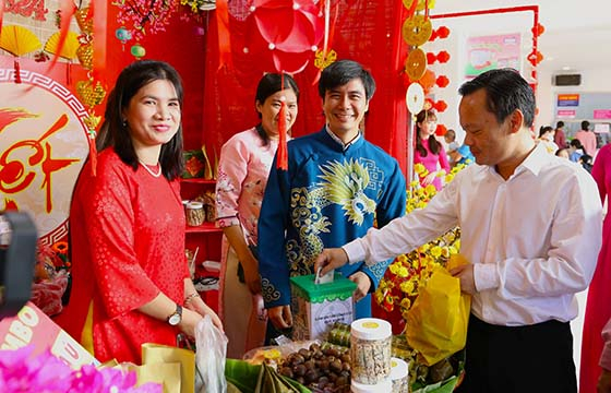 Ông Hoàng Quốc Cường - Giám đốc Sở Y tế TP. Cần Thơ tham quan gian hàng và đóng góp vào quỹ hỗ trợ người bệnh nghèo, khó khăn của bệnh viện