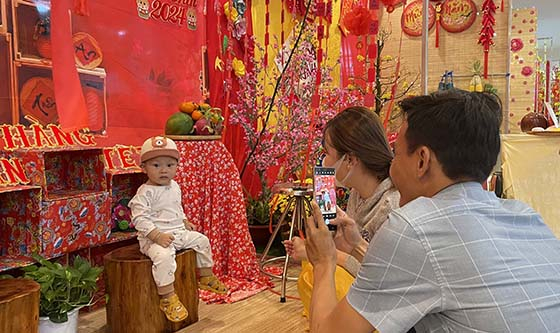 Khách hàng đến Bệnh viện thăm khám chụp hình làm kỷ niệm nhân dịp Xuân 2024