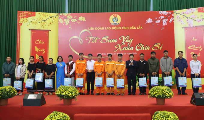 Phó Bí thư Thường trực Tỉnh ủy Phạm Minh Tấn và lãnh đạo Liên đoàn Lao động tỉnh trao quà cho đoàn viên, người lao động