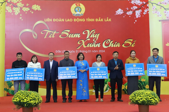 Trao tặng hỗ trợ nhà “Mái ấm công đoàn” cho đoàn viên, người lao động