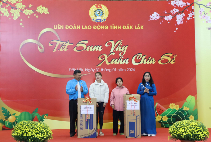 Trao quà cho đoàn viên, người lao động tham gia phần thi bốc thăm trúng thưởng