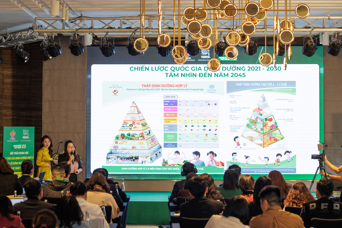 Đại diện nhóm nghiên cứu của Viện Dinh dưỡng chia sẻ kết quả nghiên cứu về đề tài được hợp tác thực hiện giữa Viện Dinh dưỡng Quốc gia và Nestlé Việt Nam