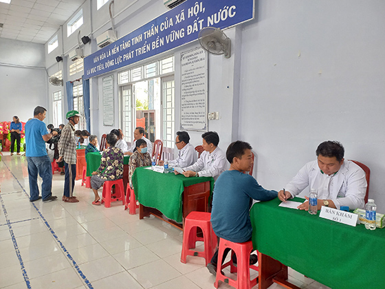 Trung tâm y tế huyện Cờ Đỏ phối hợp cùng đoàn khám, chữa bệnh của Bệnh viện Lê Văn Thịnh tổ chức buổi khám, chữa bệnh, cấp phát thuốc miễn phí