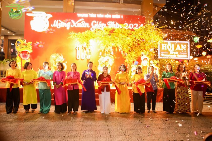  Các đại biểu cắt băng khai mạc “Chợ quê - Giữa lòng thành phố”