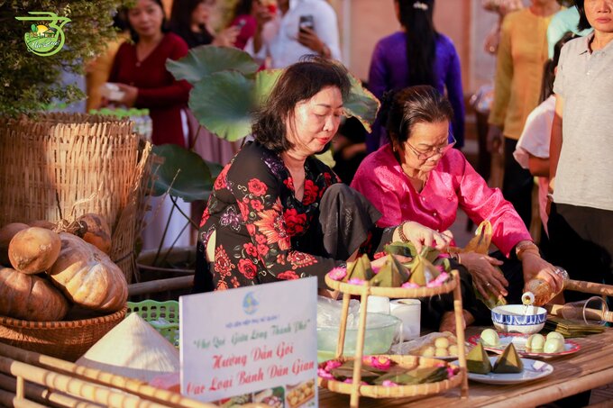 Du khách tham quan được trải nghiệm gói bánh truyền thống