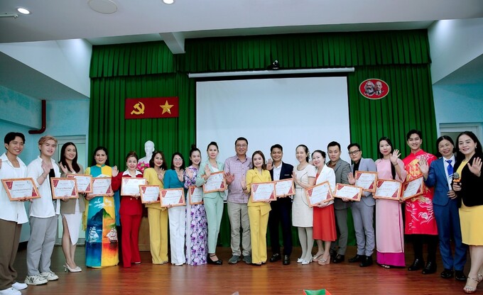 Tiến sỹ, Bác sỹ Nguyễn Thế Vũ - Giám đốc Bệnh viện Quận 7 (vị trí thứ 10, từ bìa trái) trao thư cảm ơn đến đơn vị tổ chức, đồng hành và các nhà tài trợ