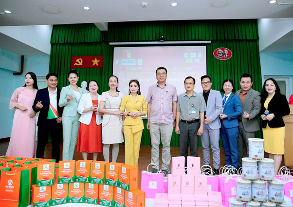 Hơn 300 món quà sức khỏe đến từ các đơn vị tài trợ tri ân 100 y bác sĩ tại Bệnh viện Quận 7 TP. HCM