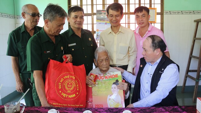 Ông Phạm Đình Vương, Trưởng Văn Phòng Đại diện VACHE tại TP. HCM kiêm Giám đốc Trung tâm UNESCO Văn Hoá Thông Tin Truyền Thông cùng Ông Đỗ Đông Thành, Chủ Tịch Hội Cựu Chiến Binh Huyện Cần Giờ trao quà cho Mẹ Việt Nam Anh Hùng