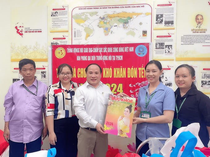Ông Phạm Đình Vương, Trương Văn phòng đại diện VACHE tại TP. HCM, Giám đốc Trung tâm UNESCO Văn hoá Thông tin truyền thông trao tặng Tạp chí Sức Khoẻ Cộng Đồng số Xuân 2024 cho bà Lê Hồng Thắm - Phó Chủ Tịch UBND phường 13, quận Bình Thạnh