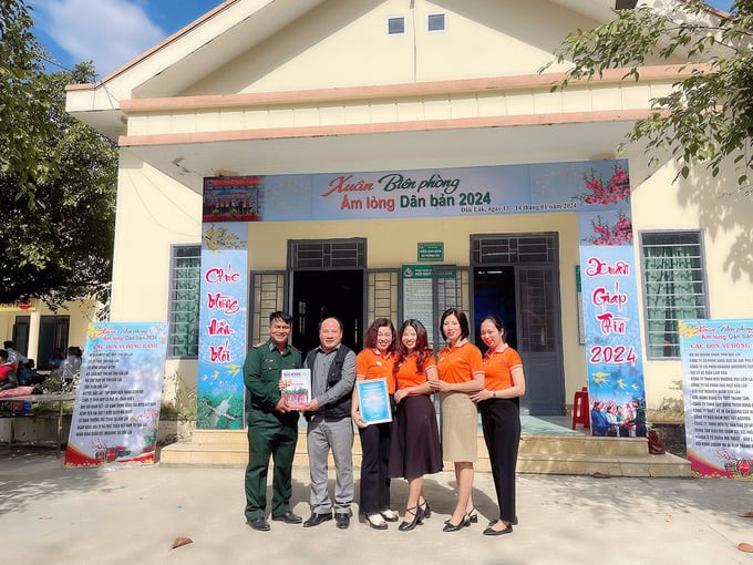 Ông Phạm Đình Vương, Trương Văn phòng đại diện VACHE tại TP. HCM, Giám đốc Trung tâm UNESCO Văn hoá Thông tin truyền thông trao tặng Tạp chí Sức Khoẻ Cộng Đồng cho cán bộ bộ chỉ huy quân sự bộ đội biên phòng dịp trao tặng quà cho bà con vùng biên giới huyện Buôn Đôn, tỉnh Đắk Lắk