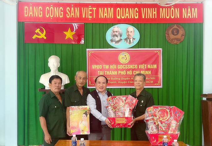 Ông Phạm Đình Vương, Trưởng Văn Phòng Đại diện VACHE tại TP. HCM kiêm Giám đốc Trung tâm UNESCO Văn Hoá Thông Tin Truyền Thông cùng đoàn công tác VP đại diện Trung Ương HộI VACHE tại TP. HCM trao tặng Tạp Chí Sức Khoẻ Cộng Đồng Xuân 2024 và quà động viên Ban Lãnh đạo Hội Cựu Chiến Binh huyện Cần Giờ