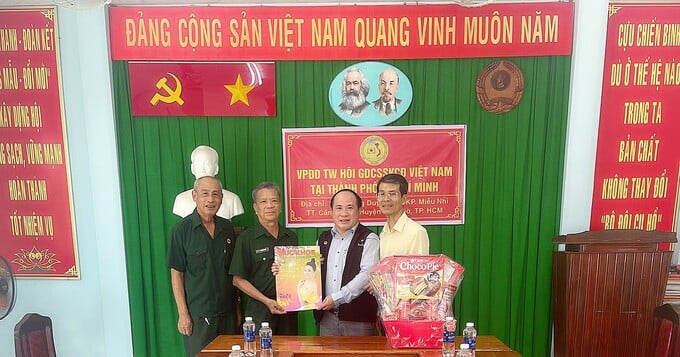 Ông Phạm Đình Vương, Trưởng Văn Phòng Đại diện VACHE tại TP. HCM kiêm Giám đốc Trung tâm UNESCO Văn Hoá Thông Tin Truyền Thông cùng đoàn công tác VP đại diện Trung Ương Hội VACHE tại TP. HCM trao tặng Tạp Chí Sức Khoẻ Cộng Đồng Xuân 2024 cho ông Đỗ Đông Thành, Chủ Tịch Hội CCB huyện Cần Giờ