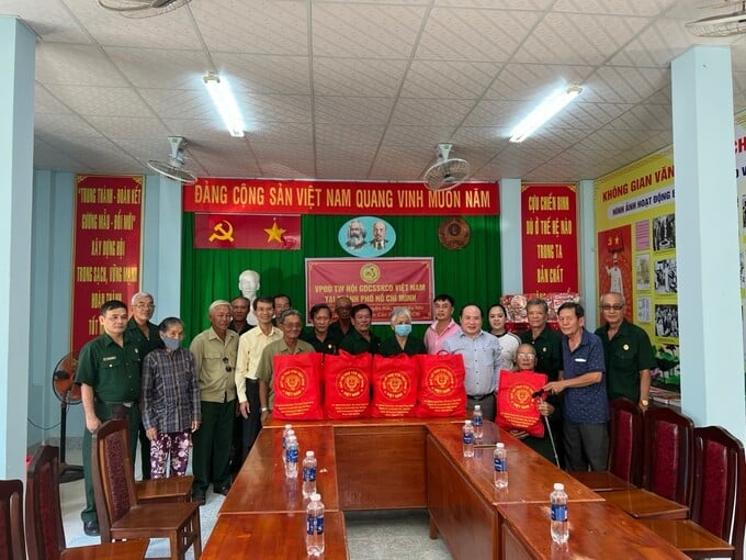 Ông Phạm Đình Vương, Trưởng Văn Phòng Đại diện VACHE tại TP. HCM kiêm Giám đốc Trung tâm UNESCO Văn Hoá Thông Tin Truyền Thông, ông Đặng Ngọc Viễn, Phó Vp đại diện Trung Ương Hội tại TP. HCM, cùng đoàn công tác VP đại diện Trung Ương HộI VACHE tại TP. HCM trao quà cho Hội viên Cựu Chiến Binh khó khăn