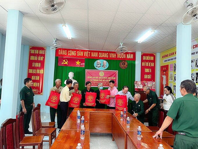 Ông Phạm Đình Vương, Trưởng Văn Phòng Đại diện VACHE tại TP. HCM kiêm Giám đốc Trung tâm UNESCO Văn Hoá Thông Tin Truyền Thông cùng đoàn công tác VP đại diện Trung Ương Hội VACHE tại TP. HCM và Ông Đỗ Đông Thành, Chủ Tịch Hội Cựu Chiến Binh Huyện Cần Giờ trao quà cho Hội viên Cựu Chiến Binh khó khăn
