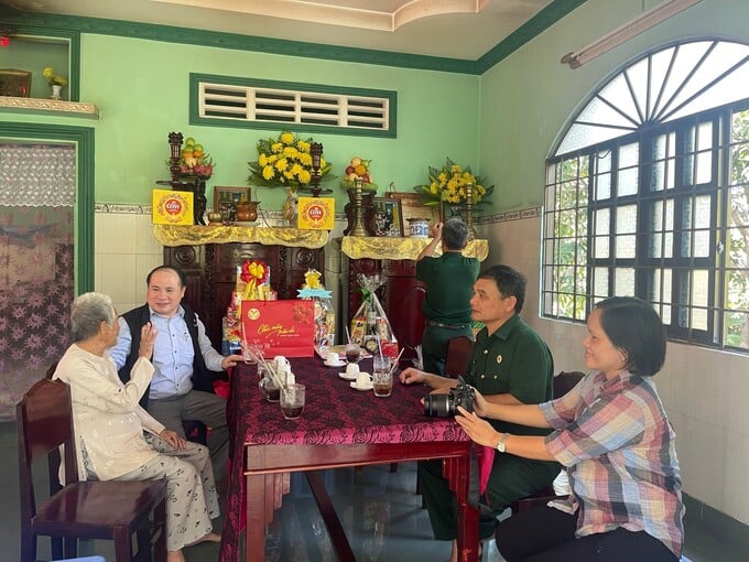 Ông Phạm Đình Vương, Trưởng Văn Phòng Đại diện VACHE tại TP. HCM kiêm Giám đốc Trung tâm UNESCO Văn Hoá Thông Tin Truyền Thông cùng Ông Đỗ Đông Thành, Chủ Tịch Hội Cựu Chiến Binh Huyện Cần Giờ trao quà cho Mẹ Việt Nam Anh Hùng Nguyễn Thị Hay (104 tuổi)