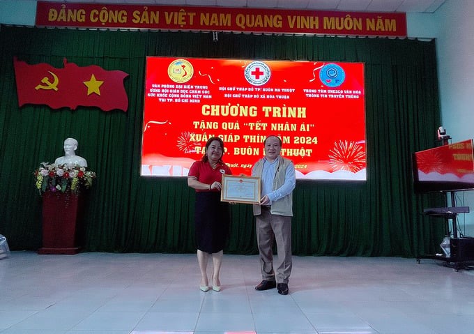 Bà Phạm Khánh Quyên, Chủ Tịch Hội Chữ Thập Đỏ TP. Buôn Ma Thuột trao tặng ghi nhận người tốt việc thiện chung sức xây dựng cộng đồng nhân ái cho Ông Phạm Đình Vương, Trưởng Văn phòng đại diện VACHE tại TP. HCM, Giám đốc Trung tâm UNESCO Văn hoá Thông tin truyền thông