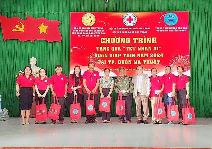 Bà Phạm Khánh Quyên, Ủy viên thường vụ tỉnh hội, Chủ tịch CTĐ đỏ TP. Buôn Ma Thuột đã gửi lời chúc tốt đẹp dịp năm mới đến Ban Lãnh đạo VACHE, mong rằng món quà nhỏ này sẽ góp phần mang lại niềm vui cho người dân và động viên tinh thần cán bộ, hội viên thực hiện tốt an sinh xã hội Tết Giáp Thìn 2024