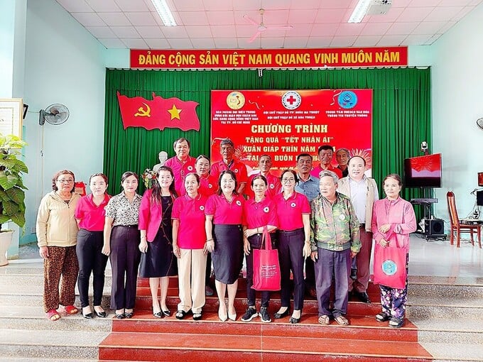 Bà Phạm Khánh Quyên, Ủy viên thường vụ tỉnh hội, Chủ tịch CTĐ đỏ TP. Buôn Ma Thuột đã gửi lời chúc tốt đẹp dịp năm mới đến Ban Lãnh đạo VACHE, mong rằng món quà nhỏ này sẽ góp phần mang lại niềm vui cho người dân và động viên tinh thần cán bộ, hội viên thực hiện tốt an sinh xã hội Tết Giáp Thìn 2024