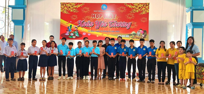 Các em thiếu nhi có hoàn cảnh đặc biệt được nhận lì xì Tết từ chương trình 
