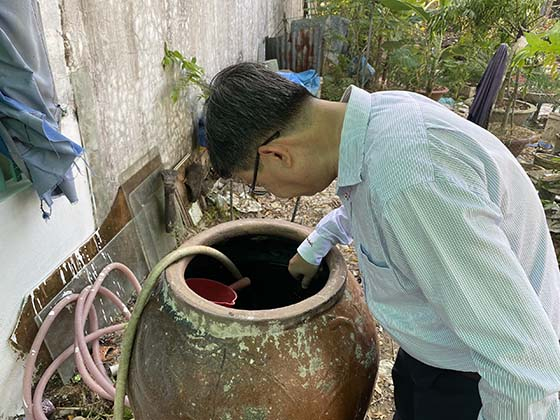 Ông Huỳnh Minh Trúc - Giám đốc CDC Cần Thơ kiểm tra công tác phòng chống dịch chủ động tại phường Long Hòa, quận Bình Thủy