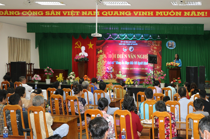 BS.CKII Lâm Thu Thủy - Phó Giám đốc, Chủ tịch Công đoàn cơ sở Bệnh viện Y dược Cổ truyền Kiên Giang phát biểu tại đêm văn nghệ