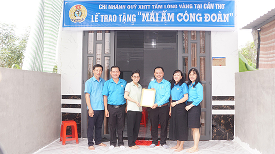Lãnh đạo Liên đoàn lao động, Công đoàn ngành Y tế TP Cần Thơ trao tặng “Mái ấm Công đoàn” cho đoàn viên Huỳnh Bảo Trân (thứ 3, từ trái)