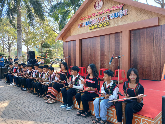 Các nghệ nhân, các bạn trẻ ở buôn Krông A (xã Ea Tu) và buôn Ale A (phường Ea Tam) tham gia biểu diễn