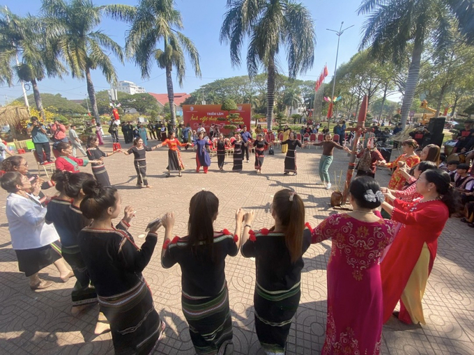 Du khách cùng các nghệ nhân nối vòng xoang chào đón năm mới