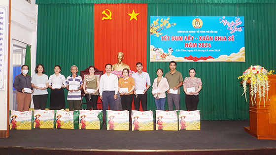 Ông Hoàng Quốc Cường - Giám đốc Sở Y tế TP. Cần Thơ trao quà cho người lao động, đoàn viên