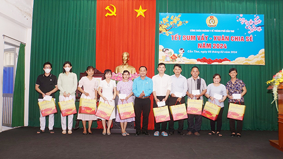 Ông Nguyễn Ngọc Tấn - Phó Chủ tịch Liên đoàn Lao động TP. Cần Thơ trao quà cho người lao động, đoàn viên