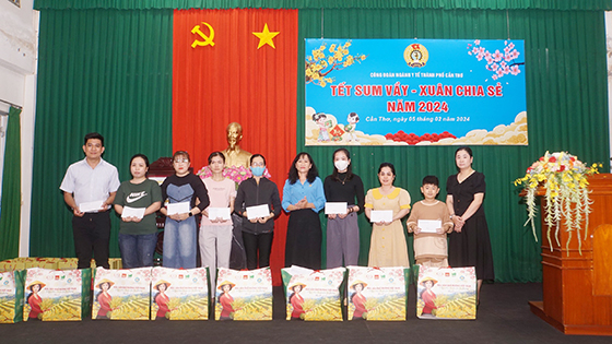 Bà Nguyễn Thị Ngọc Lý - Chủ tịch Công đoàn ngành y tế TP. Cần Thơ trao quà cho người lao động, đoàn viên