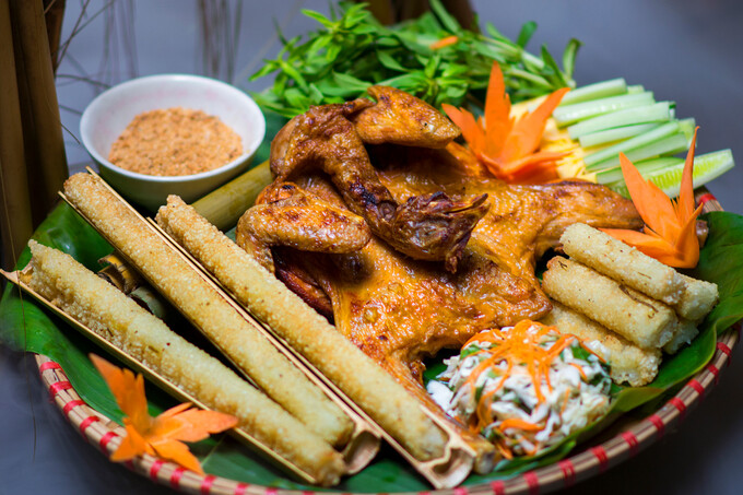 Gà nướng cơm lam là món ăn có xuất xứ từ đồng bào dân tộc Ê Đê