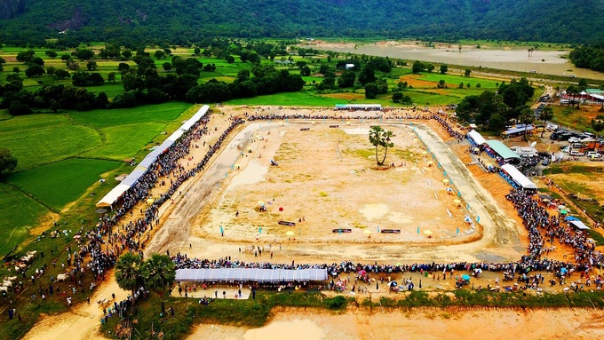 Lễ hội đua bò Bảy Núi thu hút đông đảo khán giả cổ vũ ngân nga khắp một khoảng trời tạo nên không khí nhộn nhịp, tưng bừng cho lễ hội  
