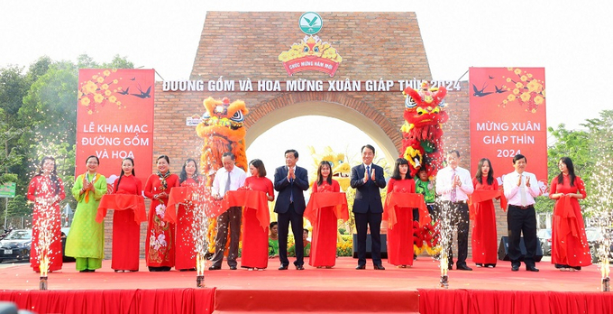 Các đại biểu thực hiện nghi thức cắt băng khai mạc