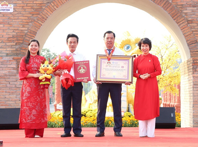Tỉnh Vĩnh Long vinh dự đón nhận bằng xác lập kỷ lục “Đường gốm đỏ và hoa dài nhất Việt Nam