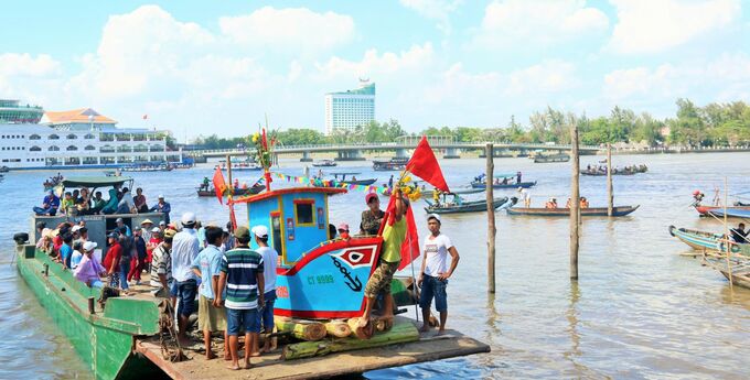 Lễ hội thu hút hàng trăm ghe, tàu, thuyền lớn nhỏ đi sau tàu chở bè tống ôn di chuyển một vòng quanh khu vực sông Cần Thơ hơn 2 tiếng rồi mới di chuyển ra giữa sông Hậu làm lễ hạ bè tống ôn  