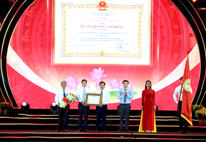 Thừa ủy quyền của Chủ tịch nước, Bí thư Tỉnh ủy Lê Quốc Phong gắn Huân chương và trao Bằng Huân chương Lao động hạng Nhì cho UBND TP. Cao Lãnh